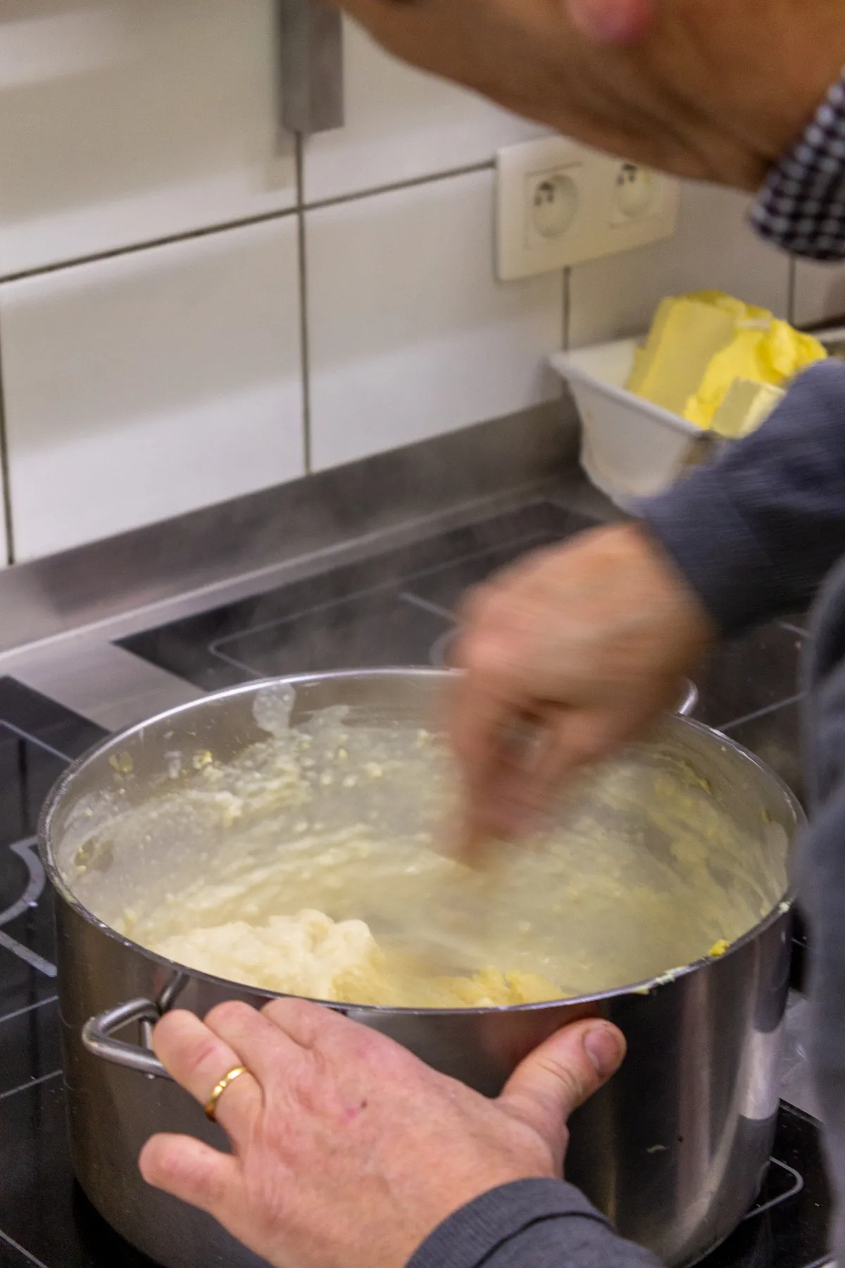 closeup van pot waarin wordt geroerd