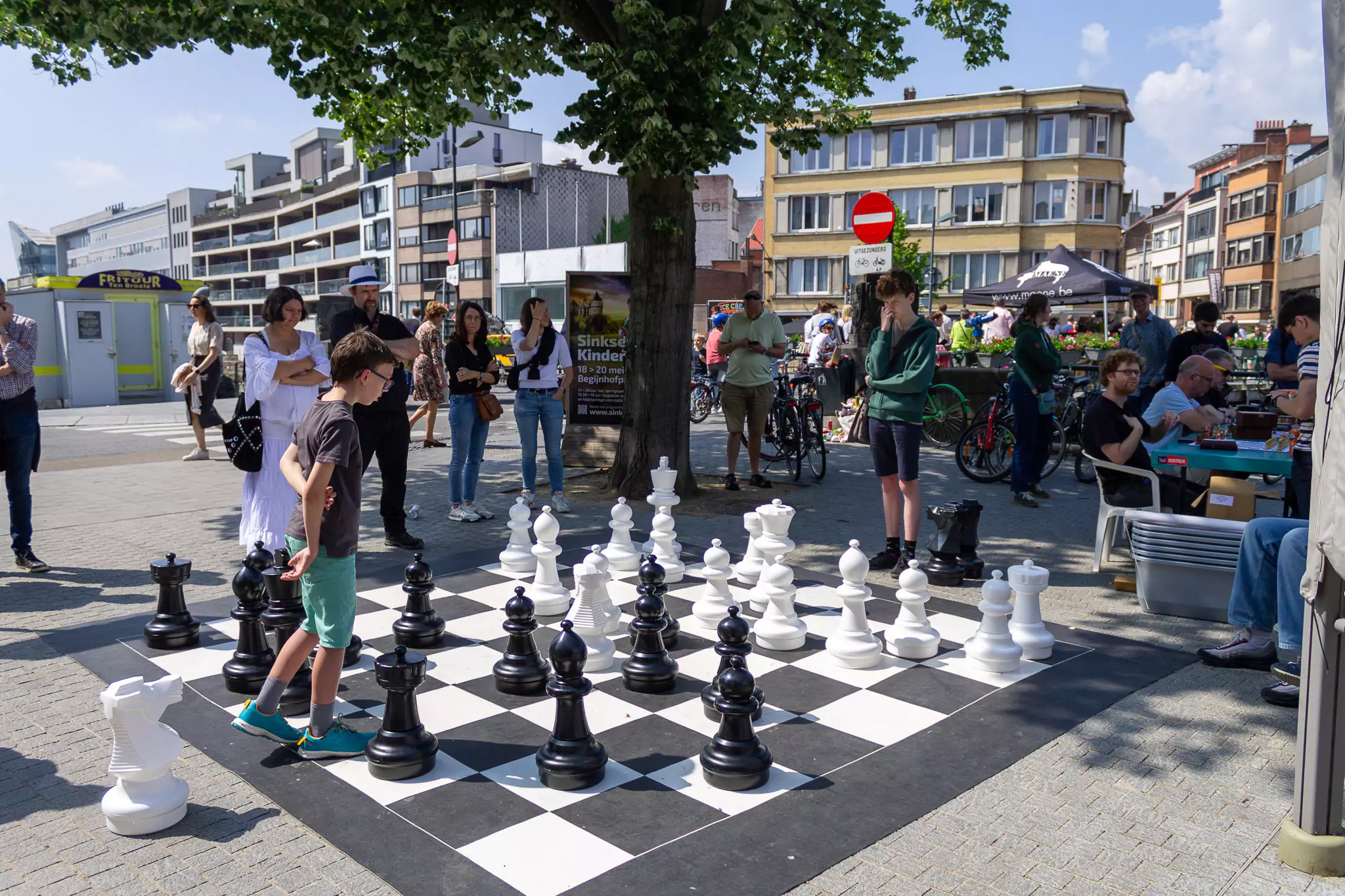 kinderen spelen op reuze schaakbord