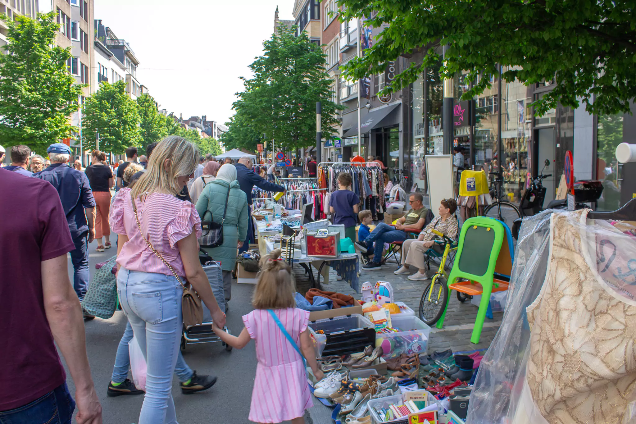 moeder en dochter die naar rommelmarkt spullen kijken